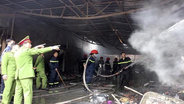 Hướng dẫn tiểu thương chợ Đồng Xuân (thị xã Phúc Yên, Vĩnh Phúc) cách sử dụng bình chữa cháy.