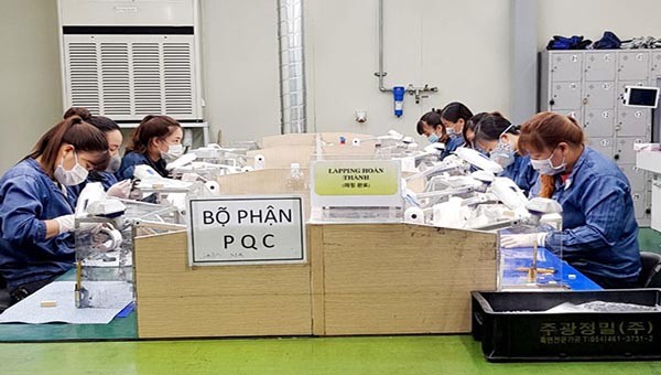 Công nhân sản xuất linh kiện điện thoại thông minh tại Công ty TNHH JuKwang Precisione Vina, Thái Nguyên.