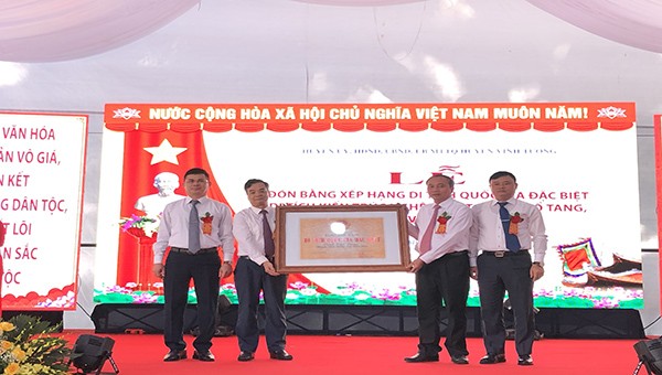 Lãnh đạo huyện Vĩnh Tường đón nhận bằng Di tích Quốc gia đặc biệt đình Thổ Tang.