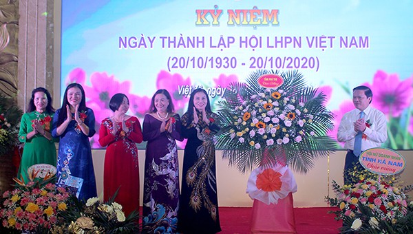 Đồng chí Phan Trọng Tấn – Phó Chủ tịch Ủy ban nhân dân tỉnh tặng hoa chúc mừng Hội