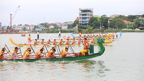 Giải bơi chải thành phố Việt Trì mở rộng 2020 với sự tham gia của 8 đội đến từ 3 tỉnh thành (Phú Thọ, Tuyên Quang, Sơn La)