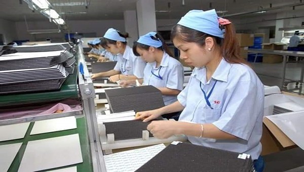 Công nhân của một doanh nghiệp trong Khu Công nghiệp Quế Võ đang sản xuất.