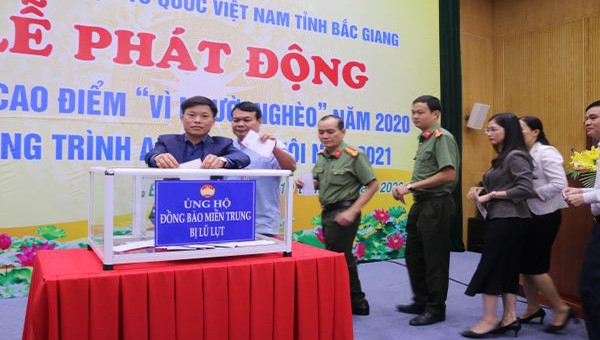 Các lãnh đạo tỉnh Bắc Giang và đại biểu ủng hộ đồng bào miền Trung.