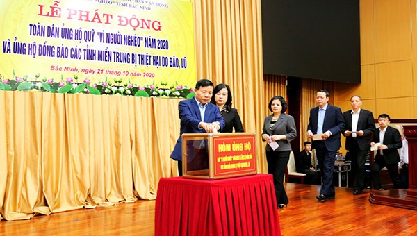 Lãnh đạo tỉnh Bắc Ninh ủng hộ quỹ Vì người nghèo và ủng hộ các tỉnh miền Trung bị thiệt hại do bão lũ