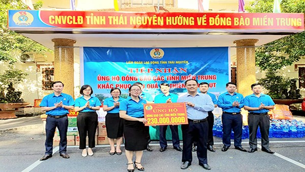 Liên đoàn Lao động tỉnh Thái Nguyên tiếp nhận tiền mặt từ các đơn vị ủng hộ miền Trung.