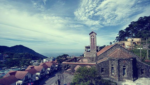 Nhà thờ Đá tại Tam Đảo, Vĩnh Phúc – nơi thu hút đông đảo du khách đến tham quan.