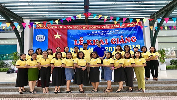 Tập thể cán bộ, giáo viên Trường Tiểu học Đáp Cầu, thành phố Bắc Ninh.