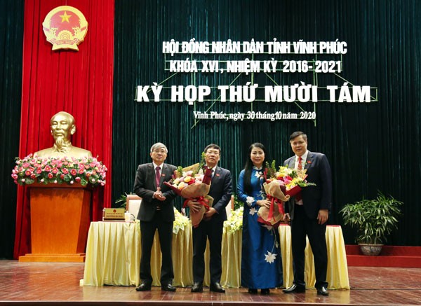 Thường trực HĐND tỉnh tặng hoa chúc mừng đồng chí Hoàng Thị Thúy Lan và đồng chí Lê Duy Thành

