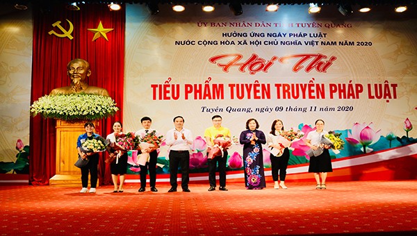 Ông Hoàng Việt Phương, Phó Chủ tịch UBND tỉnh Tuyên Quang và bà Nguyễn Thị Thược, Giám đốc Sở Tư pháp tỉnh tặng hoa các đội dự thi