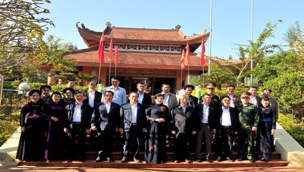 Đoàn công tác Trung ương, lãnh đạo tỉnh Thái Nguyên và các đại biểu  tại Khu di tích lịch sử An toàn khu (ATK), huyện Định Hóa, tỉnh Thái Nguyên.