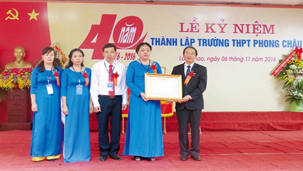Ông Hà Kế San thừa ủy quyền của Thủ tướng chính phủ trao Bằng khen cho Chi bộ Trường THPT Phong Châu vì đã có thành tích trong học tập và làm theo tấm gương đạo đức Hồ Chí Minh giai đoạn 2011 – 2015.