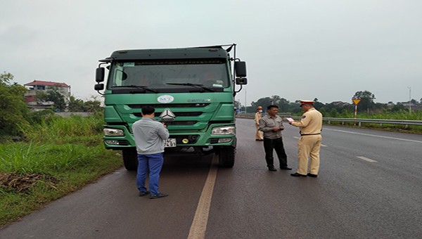 Lực lượng CSGT huyện Lạng Giang làm nhiệm vụ xử lý phương vi phạm trật tự ATGT.