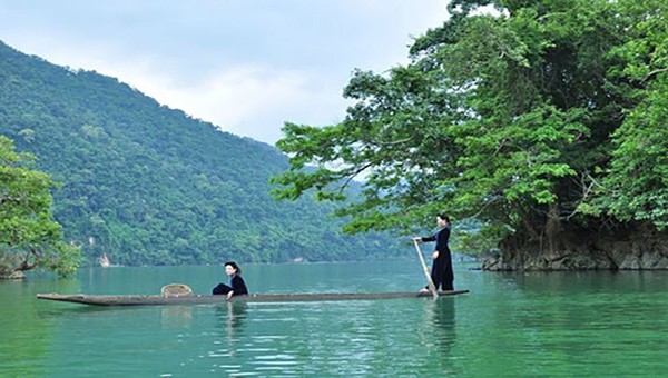 Hát Then trên hồ Ba Bể - nét độc đáo trong kết hợp nét văn hóa truyền thống với du lịch.