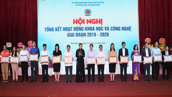Bí thư Tỉnh ủy Nguyễn Thanh Hải trao Bằng khen cho các tập thể, cá nhân có thành tích xuất sắc trong hoạt động KH&CN giai đoạn 2016 - 2020.
