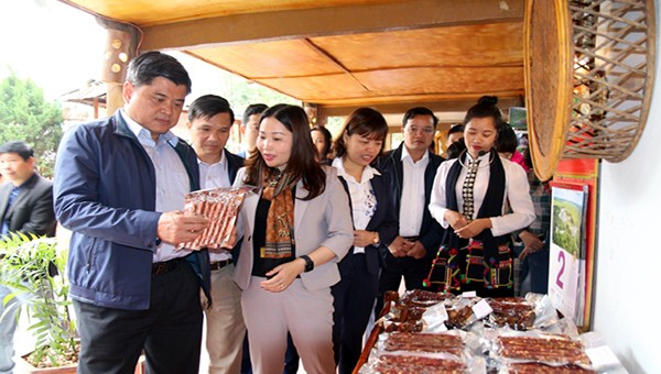 Thứ trưởng Bộ Nông nghiệp và phát triển nông thôn Trần Thanh Nam tham quan gian hàng trưng bày sản phẩm OCOP tại homestay Luật Phượng, xã Nghĩa An, thị Nghĩa Lộ.