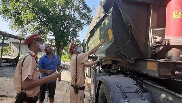 Phòng Cảnh sát giao thông, Công an tỉnh Tuyên Quang ra quân tập trung tuần tra, xử lý các trường hợp vi phạm xe chở quá tải trọng.
