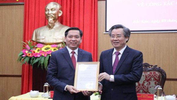 Phó Trưởng Ban Tổ chức Trung ương trao Quyết định cho ông Nguyễn Long Hải.