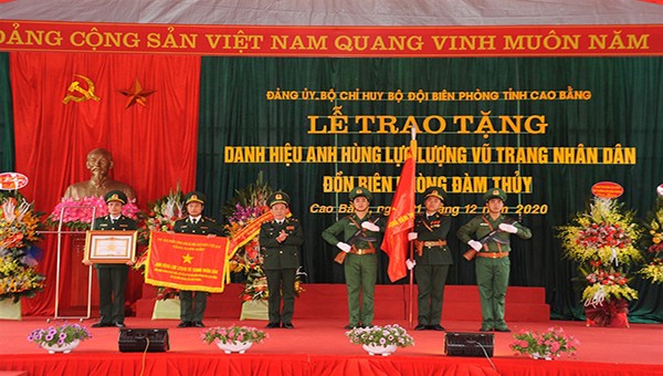 Trung tướng Đỗ Danh Vượng, Bí thư Đảng ủy, Chính ủy BĐBP trao danh hiệu Anh hùng Lực lượng vũ trang nhân dân tặng Đồn Biên phòng Đàm Thủy