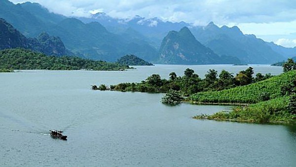 Non nước hữu tình lòng hồ thủy điện Sơn La.