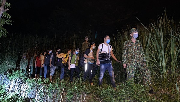 Nhóm người nhập cảnh trái phép bị bắt giữ tại khu vực xóm Bản Hía, thị trấn Trà Lĩnh.