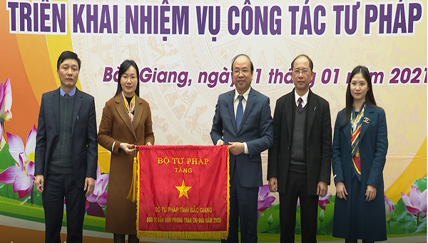 Thừa ủy quyền của Bộ trưởng Bộ Tư pháp, Thứ trưởng Phan Chí Hiếu trao Cờ thi đua cho Sở Tư pháp Bắc Giang