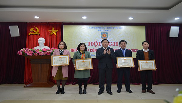 Đồng chí Phan Trọng Tấn tặng Bằng khen của Bộ Tư pháp cho các tập thể, cá nhân của Sở Tư pháp