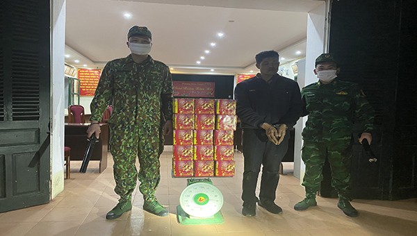 Đồn Biên phòng Cửa khẩu Trà Lĩnh phát hiện, bắt giữ đối tượng Nguyễn Văn Trường vận chuyển 48kg pháo hoa nổ.