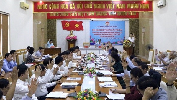 Biểu quyết danh sách những người ứng cử đại biểu Quốc hội khóa XV và đại biểu HĐND tỉnh Phú Thọ khóa XIX tại Hội nghị hiệp thương lần thứ hai ngày 17/3/2021.