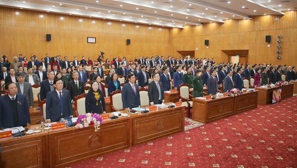 Các đại biểu thực hiện nghi thức chào cờ khai mạc Kỳ họp tổng kết nhiệm kỳ 2016 - 2021 HĐND tỉnh khóa XIII.