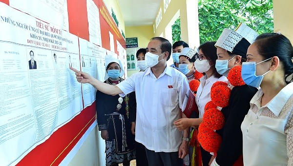 Bí thư Tỉnh ủy Tuyên Quang Chẩu Văn Lâm cùng các cử tri xã Yên Hoa xem danh sách những người ứng cử ĐBQH.