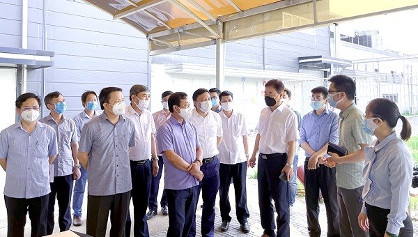 Ông Bùi Văn Quang, Chủ tịch tỉnh Phú Thọ kiểm tra công tác phòng chống dịch COVID-19 tại khu công nghiệp Thụy Vân sáng 17/5/2021.