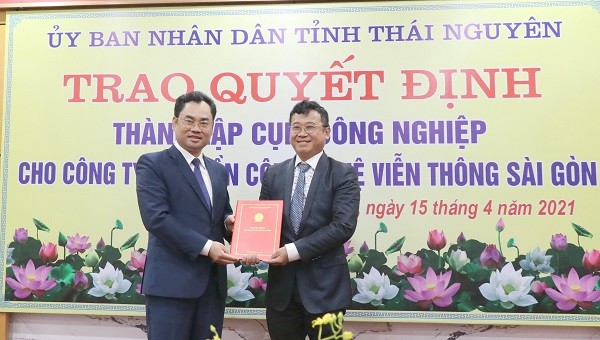 Chủ tịch UBND tỉnh Thái Nguyên Trịnh Việt Hùng trao Quyết định thành lập 2 Cụm công nghiệp tại Thái Nguyên.