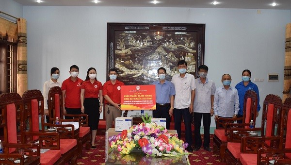 Ủy ban Mặt trận Tổ quốc Việt Nam tỉnh Vĩnh Phúc tiếp nhận ủng hộ của các tổ chức, cá nhân cho công tác phòng chống dịch bệnh trên địa bàn.

​