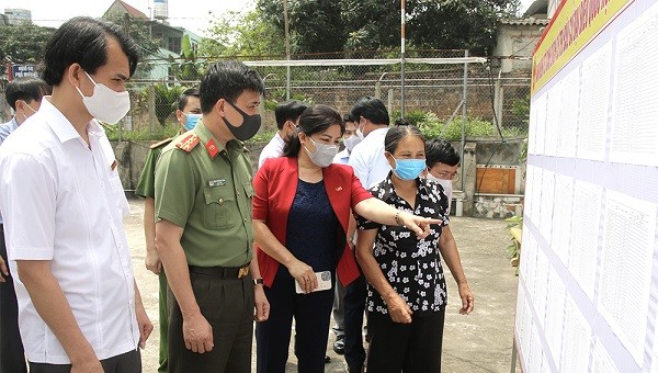  Ông Phạm Trường Giang - Giám đốc Công an tỉnh Phú Thọ và lãnh đạo huyện Phù Ninh kiểm tra công tác chuẩn bị bầu cử.