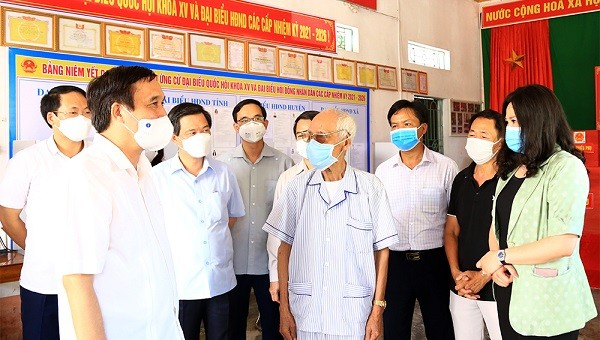 Bí thư Tỉnh ủy Bùi Minh Châu kiểm tra công tác chuẩn bị cơ sở vật chất cho công tác bầu cử tại huyện Thanh Ba.