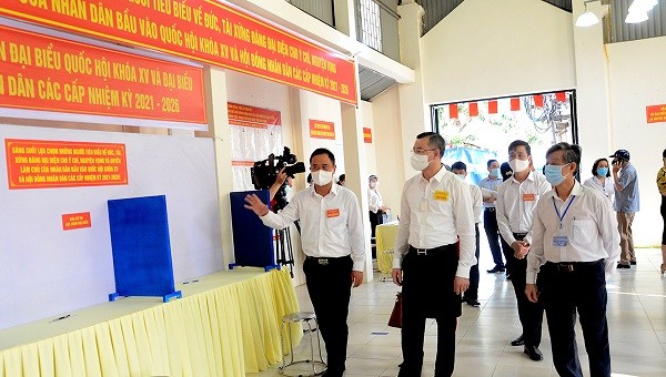 Ông Ngô Văn Tuấn, Uỷ viên BCH T.Ư Đảng, Bí thư Tỉnh ủy Hoà Bình kiểm tra công tác chuẩn bị bầu cử.
