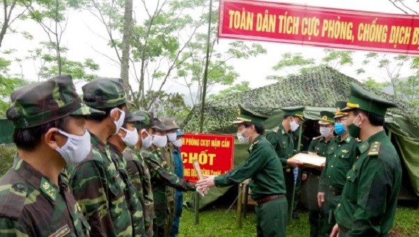Trung tướng Đỗ Danh Vượng trao Bằng khen của Bộ Tư lệnh BĐBP cho các cán bộ đang làm nhiệm vụ tại chốt chặn biên giới.