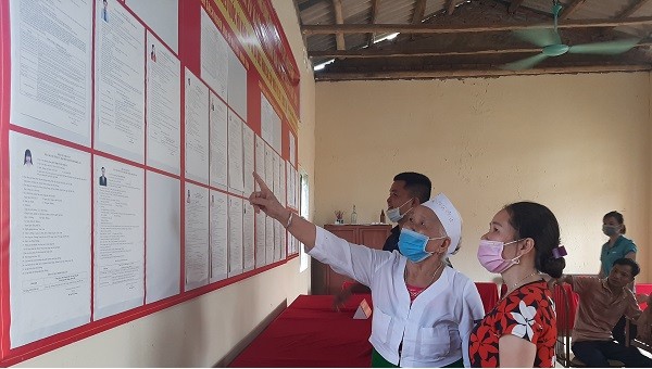 Bà Hà Thị Loan (khu Tân Lập, xã Kim Thượng, huyện Tân Sơn) nghiên cứu thông tin các ứng cử viên.
