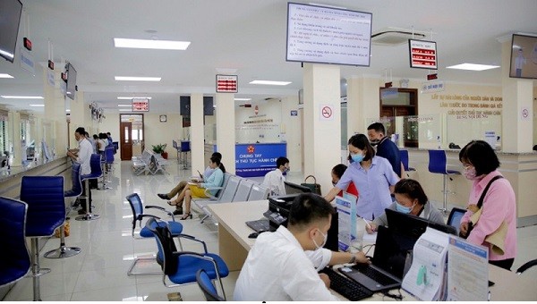 Người dân đăng ký giải quyết thủ tục hành chính qua dịch vụ công trực tuyến tại Trung tâm Phục vụ hành chính công tỉnh Phú Thọ.