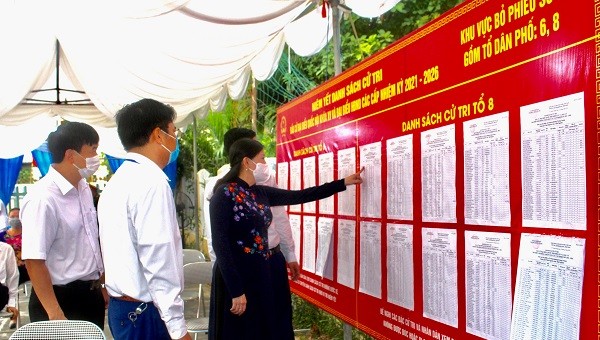 Bà Nguyễn Thanh Hải,  Bí thư tỉnh ủy Thái Nguyên xem lại danh sách ứng cử viên trước khi bầu cử.