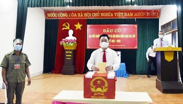Ông Hoàng Duy Chinh, Bí thư tỉnh ủy Bắc Kan tham gia bỏ phiếu tại khu vực bầu cử số 04, phường Phùng Chí Kiên (TP Bắc Kạn).