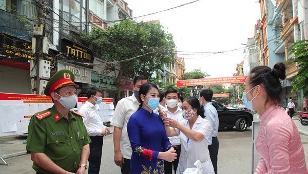 Thực hiện nghiêm các quy định về phòng chống dịch COVID-19 tại điểm bầu cử tổ bầu cử số 1 phường Ngô Quyền, TP Vĩnh Yên.