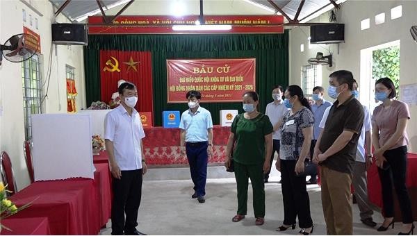 Phó Chủ tịch UBND tỉnh Cao Bằng Nguyễn Trung Thảo kiểm tra công tác bầu cử tại xóm Đỏng Hủ, thị trấn Thanh Nhật.