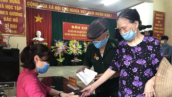 Các cử tri Tuyên Quang bắt đầu đi bỏ phiếu bầu ĐBQH và ĐB HĐND. 