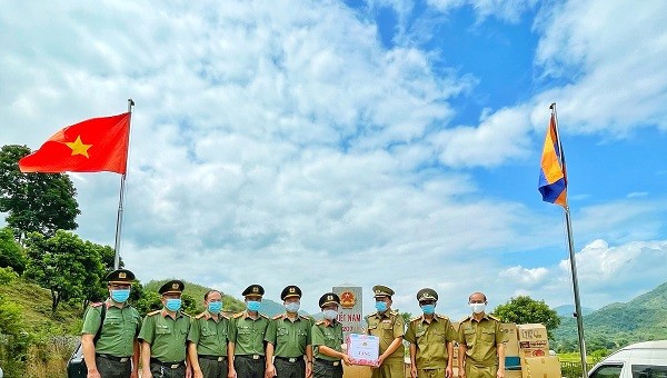 Đại tá Vì Quyền Chứ, Phó Giám đốc Công an tỉnh Sơn La trao vật tư y tế tặng Công an tỉnh các tỉnh Hủa Phăn, Luông Pha Băng, Bò Kẹo (nước CHDCND Lào).
