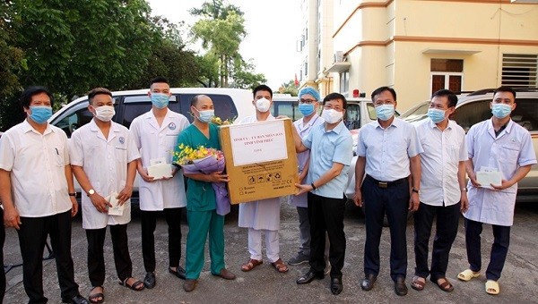 Chủ tịch UBND tỉnh Lê Duy Thành tặng quà động viên các y, bác sĩ lên đường hỗ trợ tỉnh Bắc Giang chống dịch.

