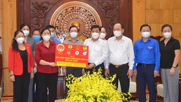 Trưởng Ban Dân vận TW Bùi Thị Minh Hoài trao tặng quà ủng hộ Bắc Giang phòng chống dịch.