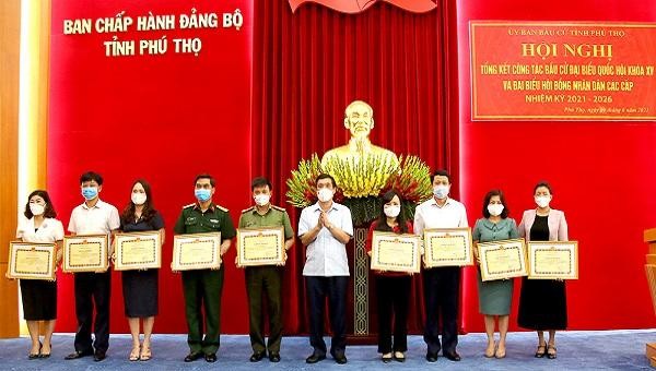Bí thư Tỉnh ủy Bùi Minh Châu trao Bằng khen của Chủ tịch UBND tỉnh cho các sở, ngành.