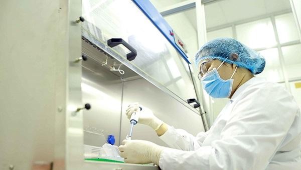 Nhân viên CDC tỉnh Vĩnh Phúc thực hiện xét nghiệm virus SARS-CoV-2.