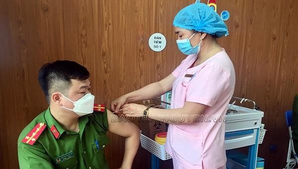 Lực lượng Công an được tiến hành tiêm vaccine phòng COVID-19 đợt 2. Ảnh: Báo Thái Nguyên.